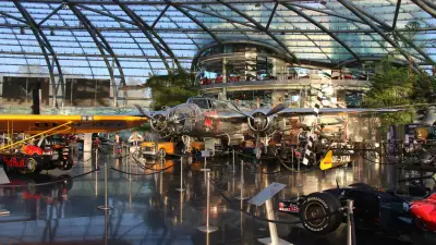 Salzburg Flughafen Hangar-7 Flugzeuge Ausstellung Red Bull