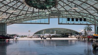 Salzburg Flughafen Hangar-7 Flugzeuge Ausstellung Red Bull Hangar-8