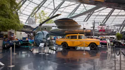Salzburg Flughafen Hangar-7 Flugzeuge Ausstellung Red Bull Taxi